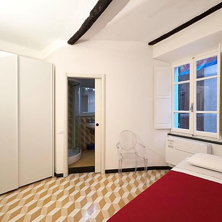 Marina Apartment, Unique, Authentic, Beachfront, 2 Aircondo Bdr , 2Bht, Easy To Train Or From Private Parking Вернаца Екстериор снимка