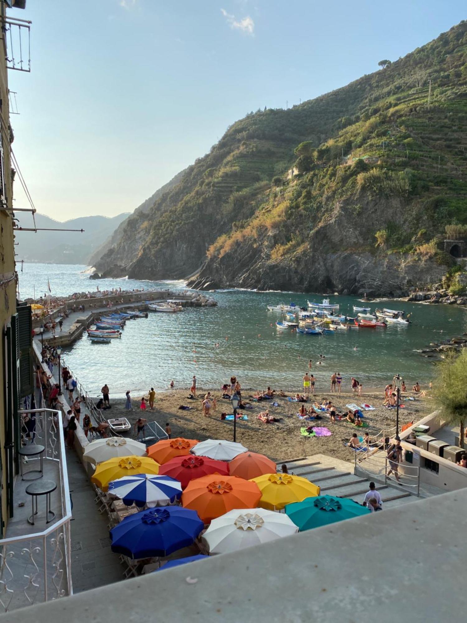 Marina Apartment, Unique, Authentic, Beachfront, 2 Aircondo Bdr , 2Bht, Easy To Train Or From Private Parking Вернаца Екстериор снимка