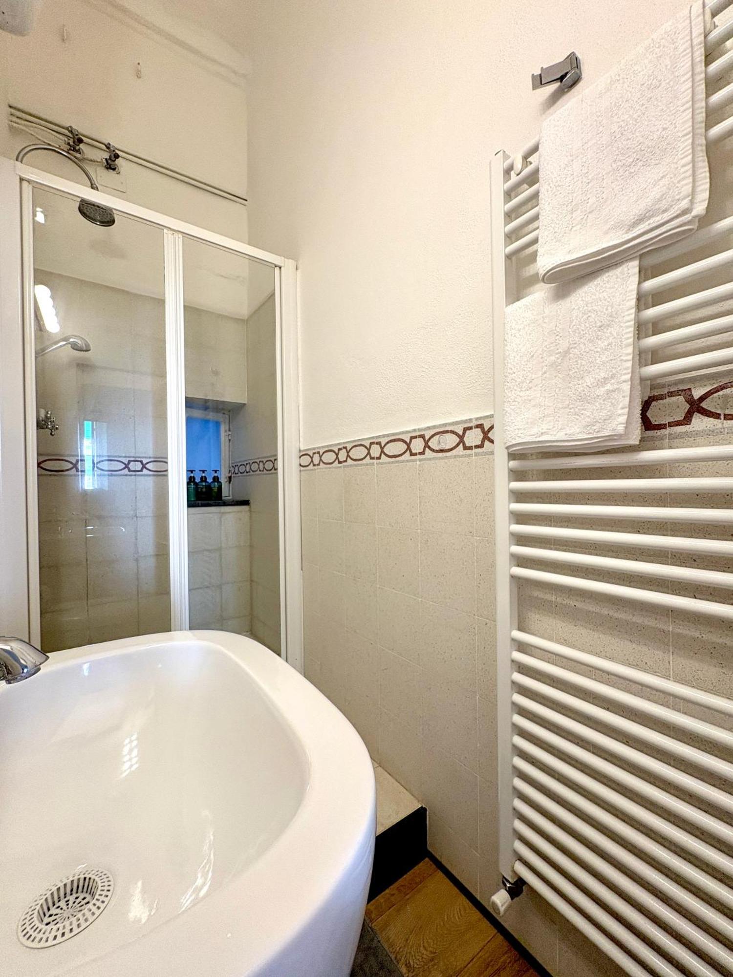 Marina Apartment, Unique, Authentic, Beachfront, 2 Aircondo Bdr , 2Bht, Easy To Train Or From Private Parking Вернаца Екстериор снимка