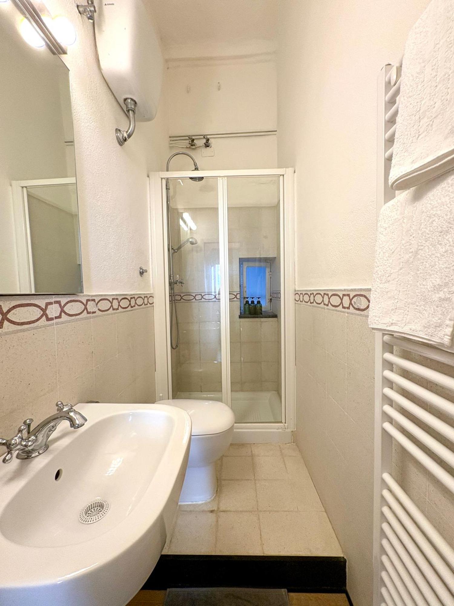 Marina Apartment, Unique, Authentic, Beachfront, 2 Aircondo Bdr , 2Bht, Easy To Train Or From Private Parking Вернаца Екстериор снимка