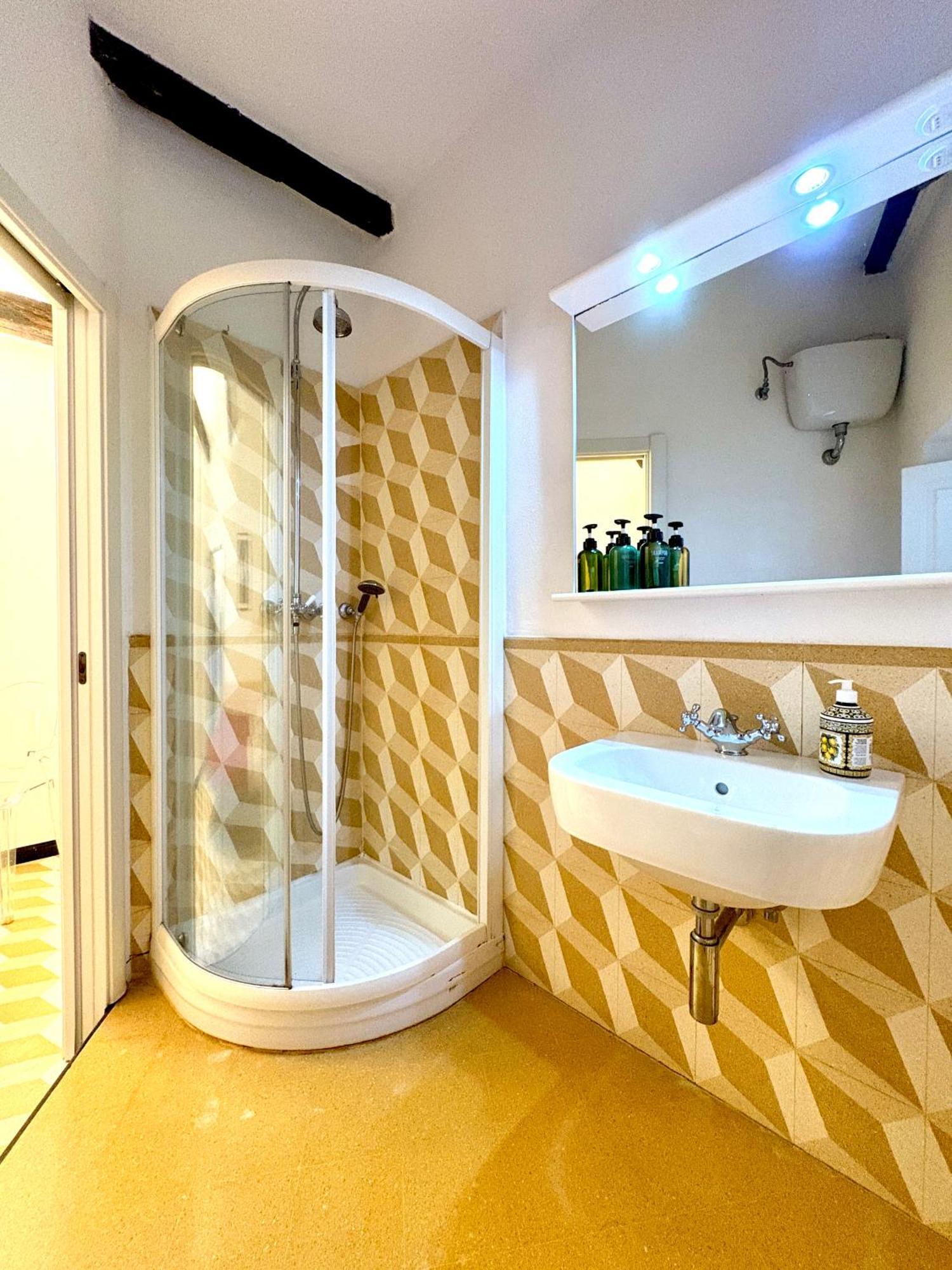 Marina Apartment, Unique, Authentic, Beachfront, 2 Aircondo Bdr , 2Bht, Easy To Train Or From Private Parking Вернаца Екстериор снимка