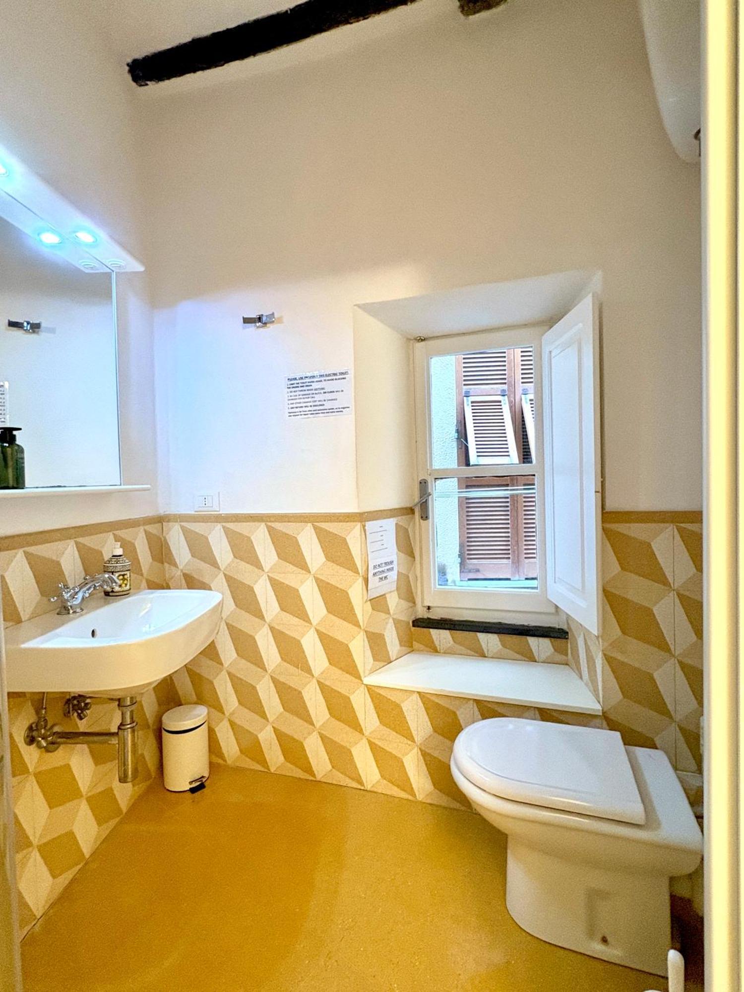 Marina Apartment, Unique, Authentic, Beachfront, 2 Aircondo Bdr , 2Bht, Easy To Train Or From Private Parking Вернаца Екстериор снимка