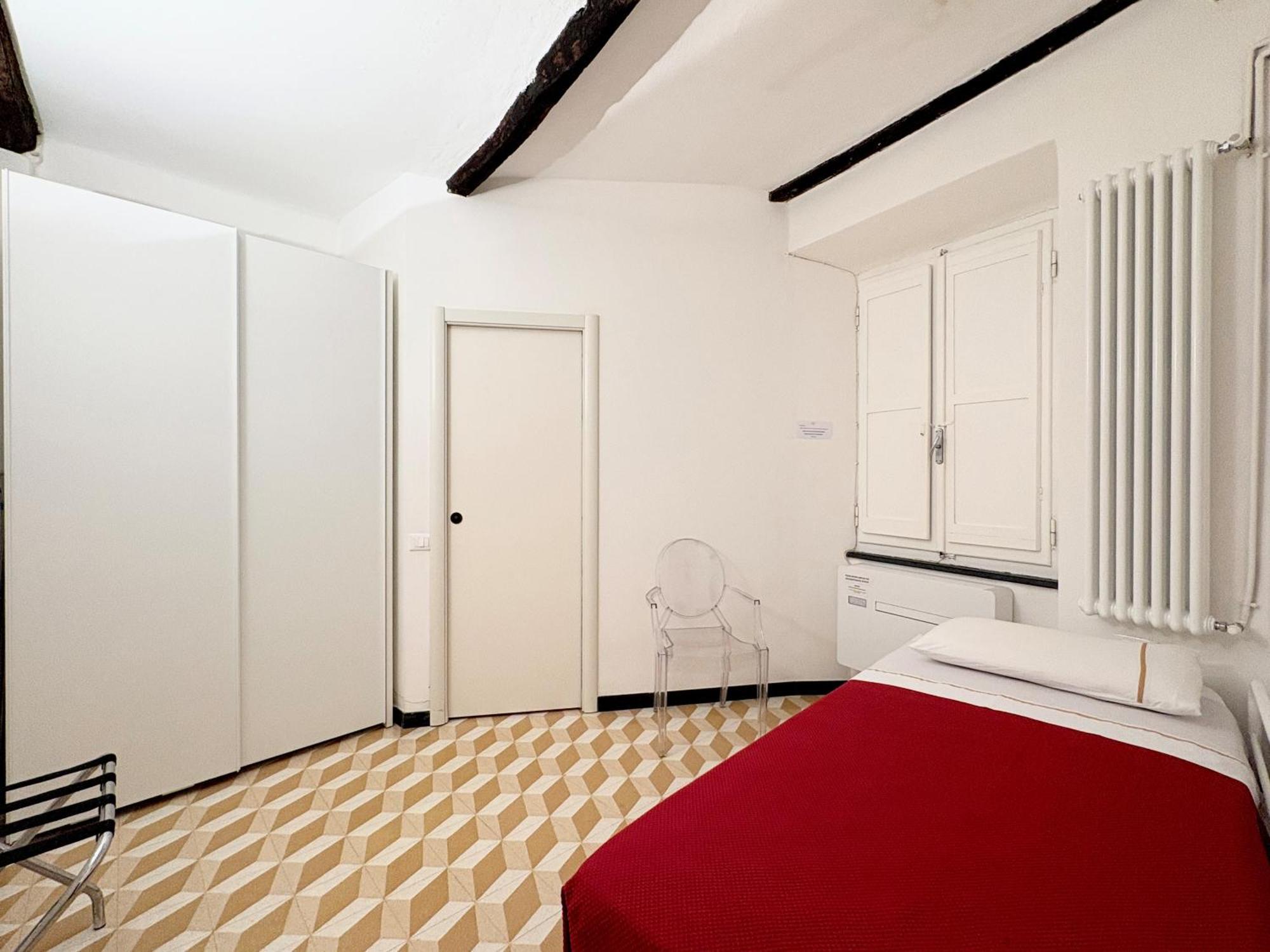 Marina Apartment, Unique, Authentic, Beachfront, 2 Aircondo Bdr , 2Bht, Easy To Train Or From Private Parking Вернаца Екстериор снимка